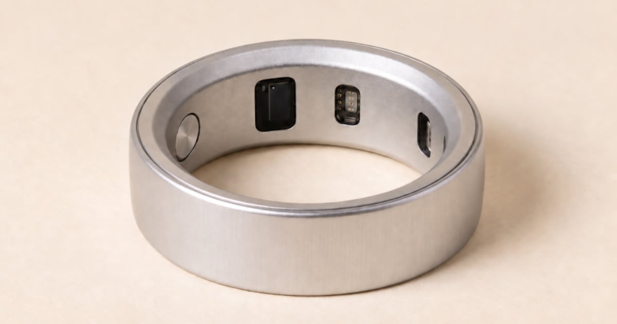 Un anillo de cien dólares y un botón en el dedo: así se entra a la era de hablarle a la inteligencia artificial sin sacar el teléfono del bolsillo