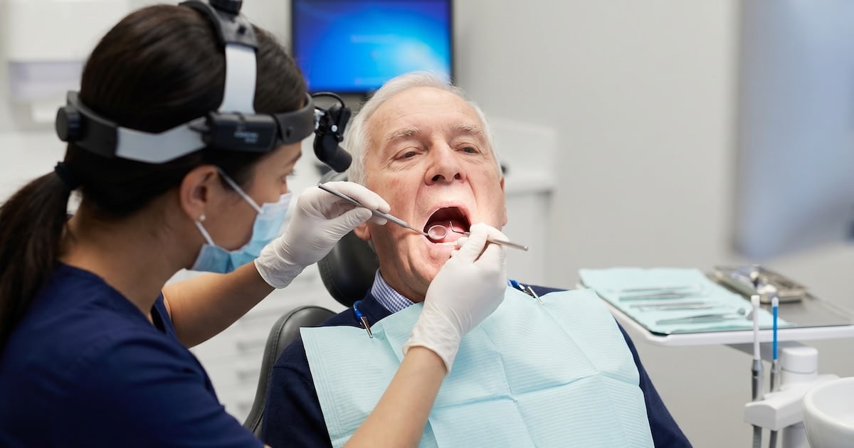Lo que la boca dice cuando el cuerpo empieza a fallar: dientes, encías y memoria después de los sesenta