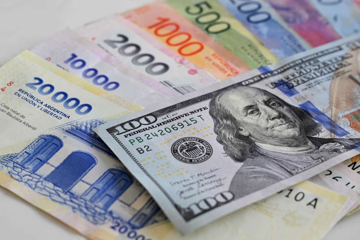 Argentina profundiza su abaratamiento en dólares y se aleja del promedio regional, con la ropa y los restaurantes comoLastr en el podio de sobreprecios