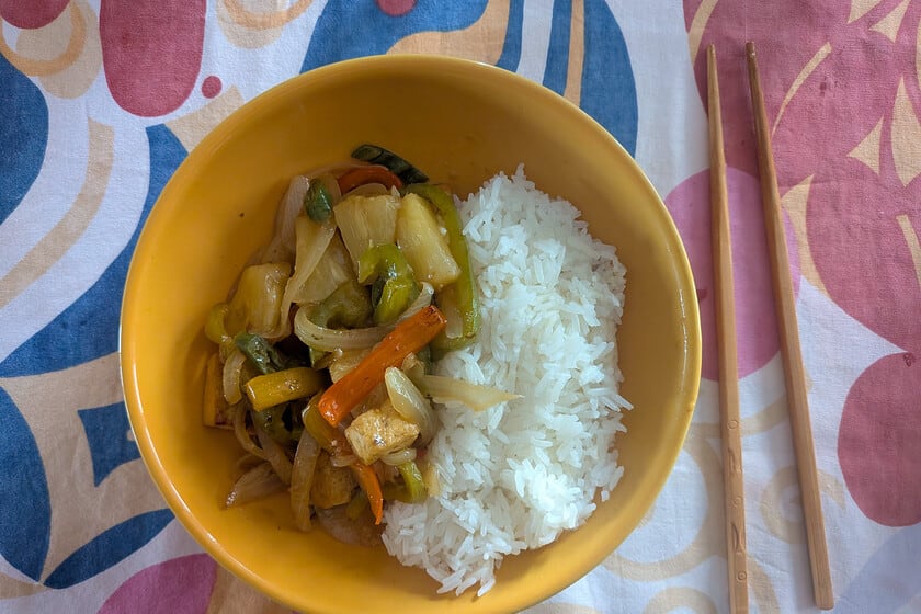 Salteado chino sin carne: tofu, piña y esa salsa que manda en el wok
