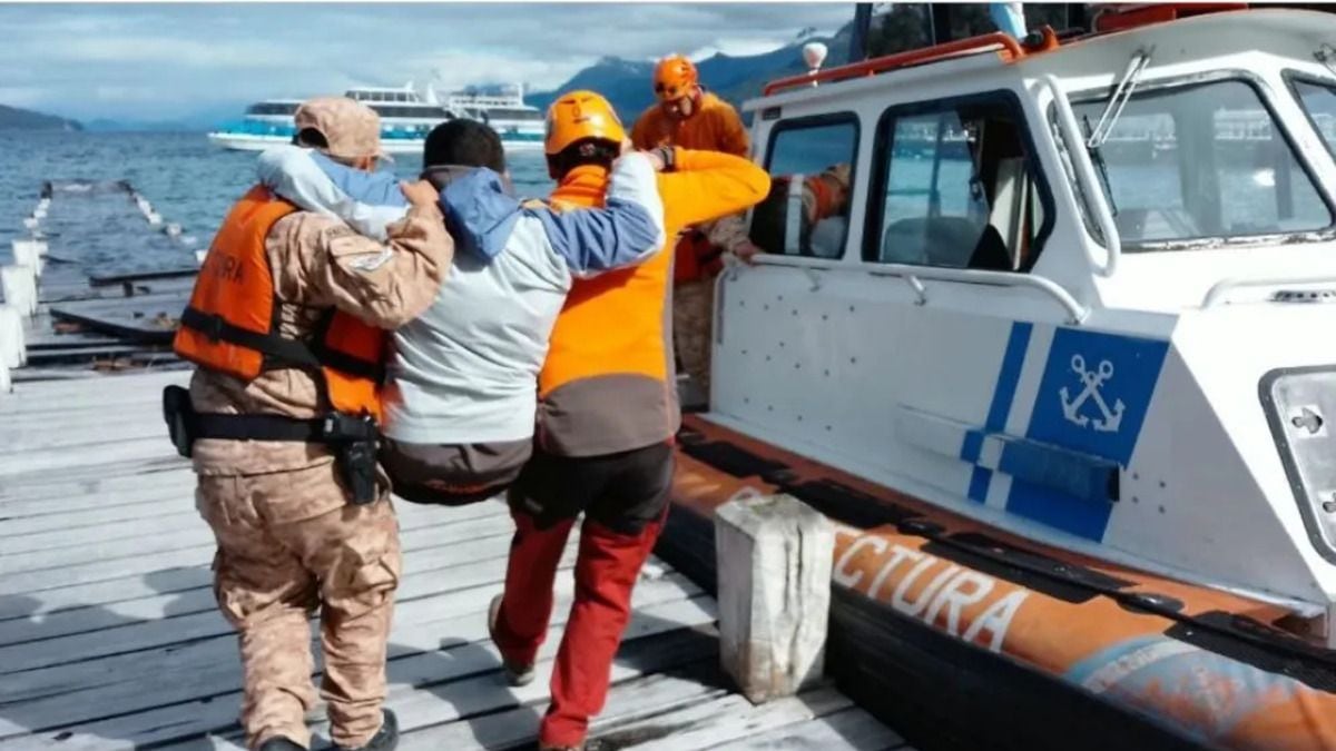 Un tobillo roto a 10 kilómetros del Arrayanes y el operativo que lo bajó en lancha hasta Bahía Mansa