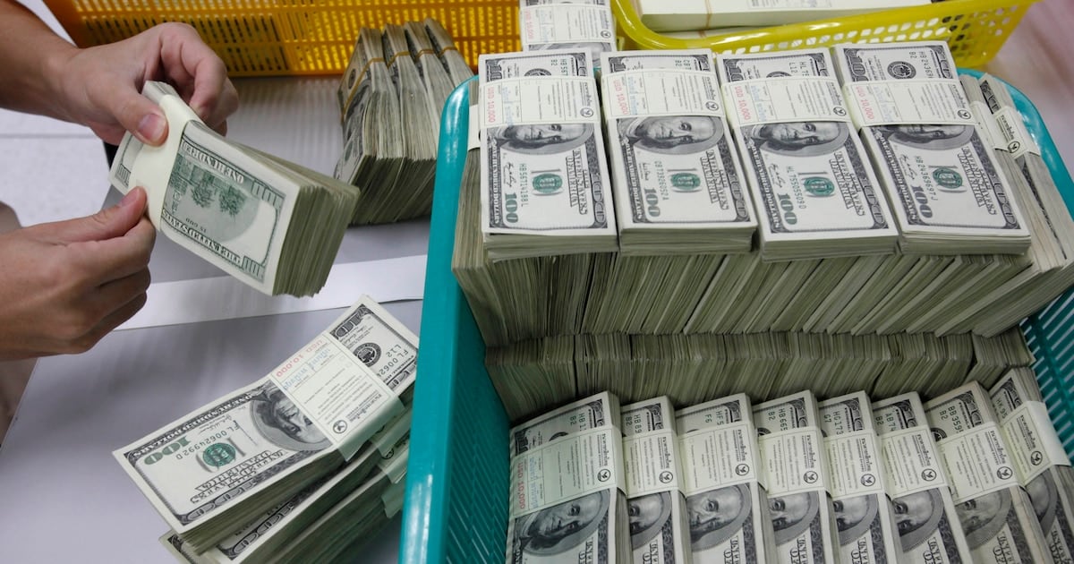 El tipo de cambio retrocede a $1.535 en el Banco Nación y el blue se sostiene en $1.550
