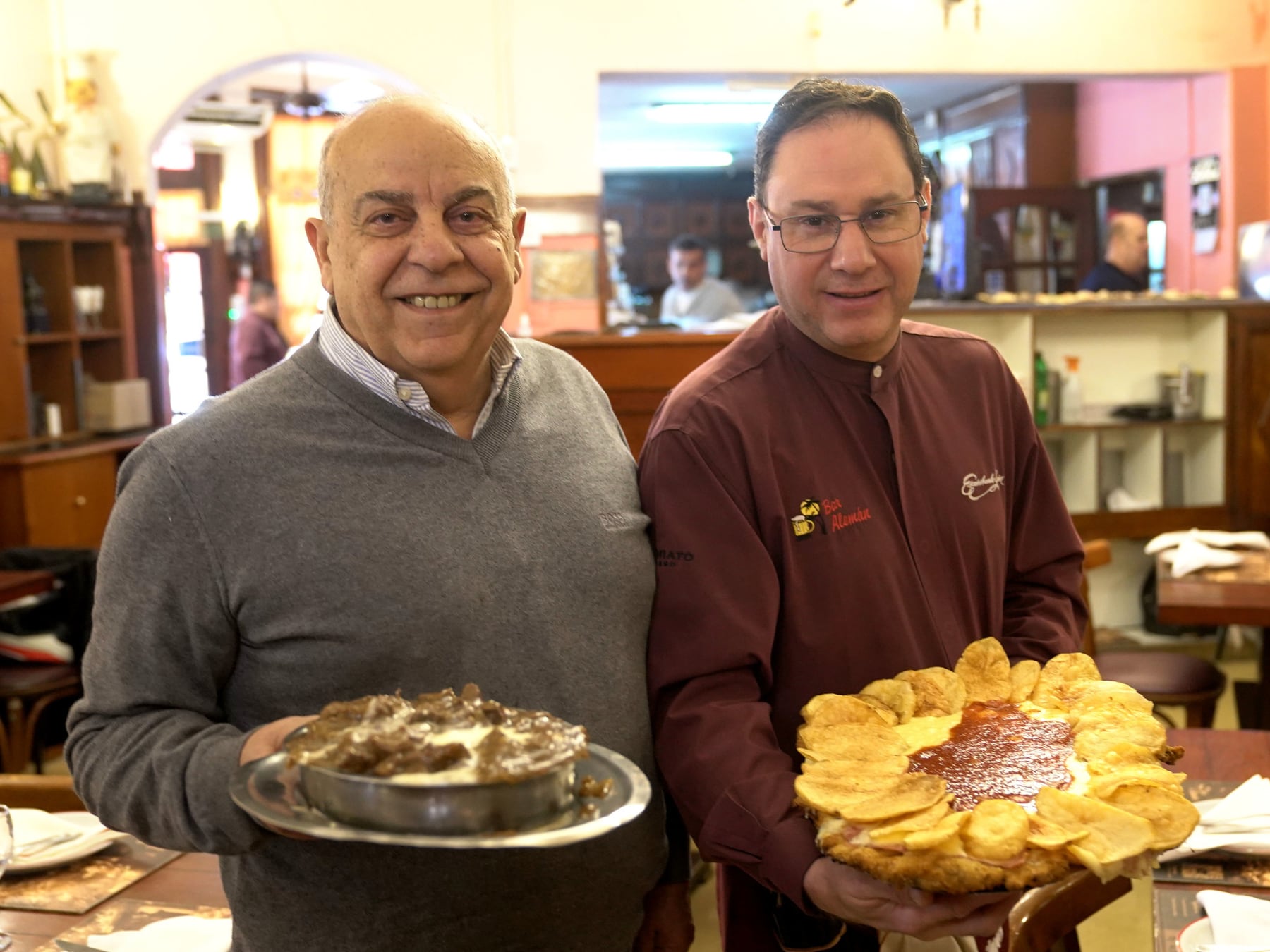 El bodegón de Villa Devoto que nació como cervecería con bochas y hoy es una máquina de milanesas