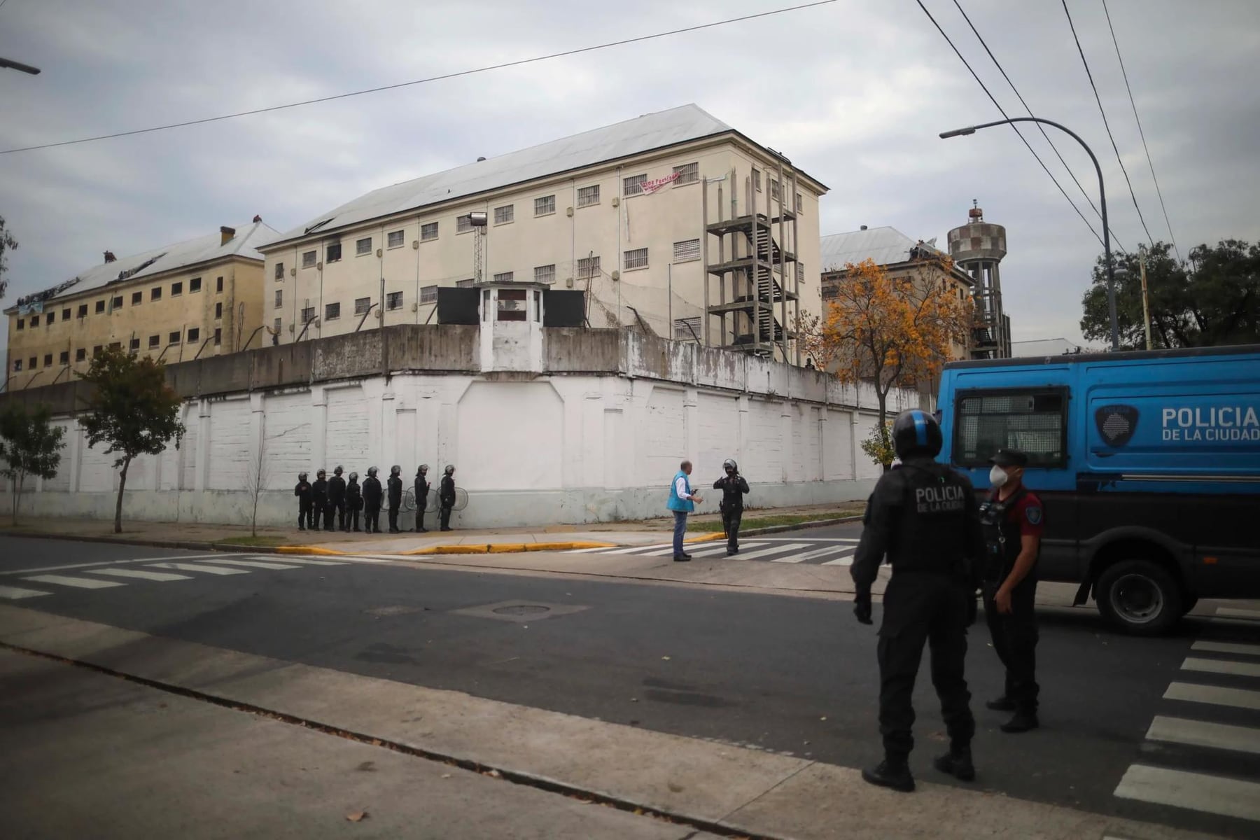 Devoto se vacía entre vallados y reclamos: el 60% de los presos ya está en Marcos Paz