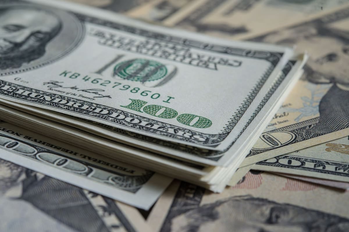 El techo de la banda cambiaria se recalibra hacia los $1.989 y la brecha con el mayorista se mantiene en torno al 27%