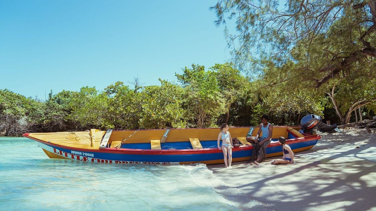 Jamaica, la isla que le da la espalda al sargazo y le abre la puerta al viajero argentino