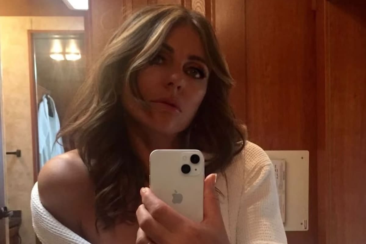 Elizabeth Hurley volvió al set de The Burbs y un anillo de diamantes volvió a ponerla en boca de todos