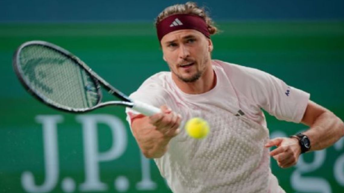 Zverev barrió a De Miñaur, se acomodó en semis de Shanghai y va por el número uno