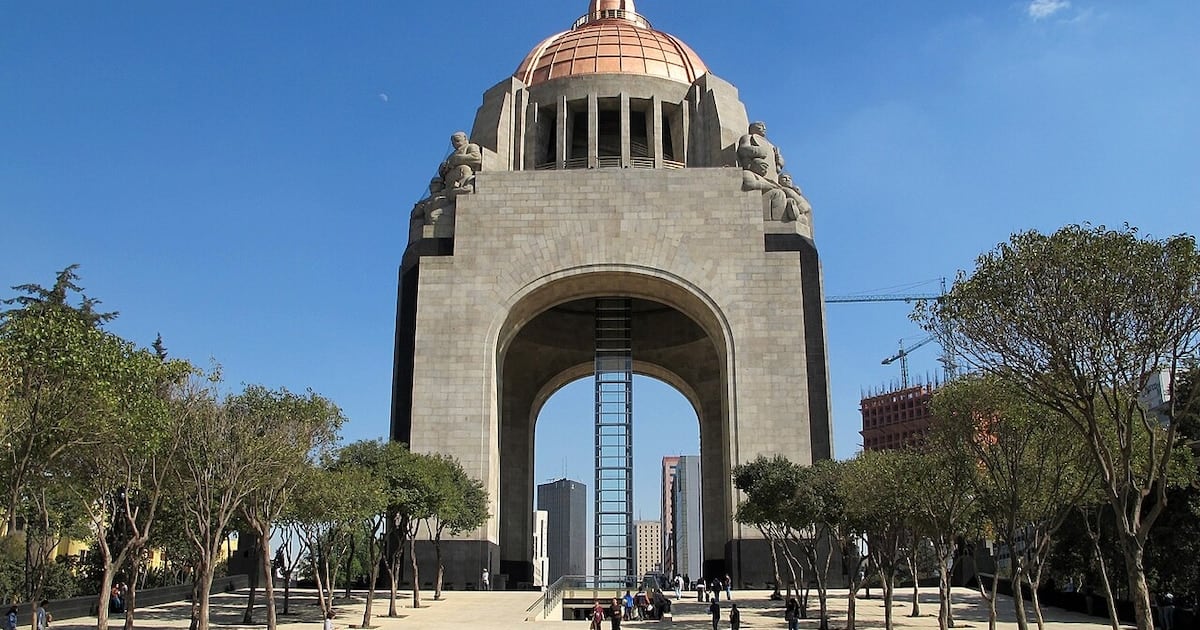 Setenta metros de historia que se suben en ascensor: el arco triunfal más alto del mundo, en pleno corazón de México