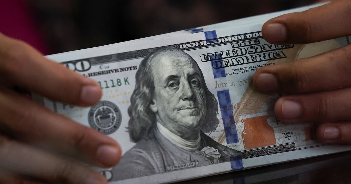 El dólar cerró en 1.535 pesos en el Banco Nación y acumula una suba del 4 por ciento en lo que va del año