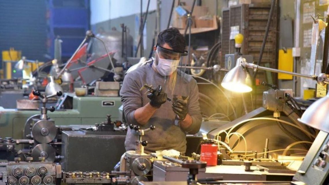 La industria opera al 58,5% de su capacidad instalada y la informalidad gana terreno entre los trabajadores desplazados