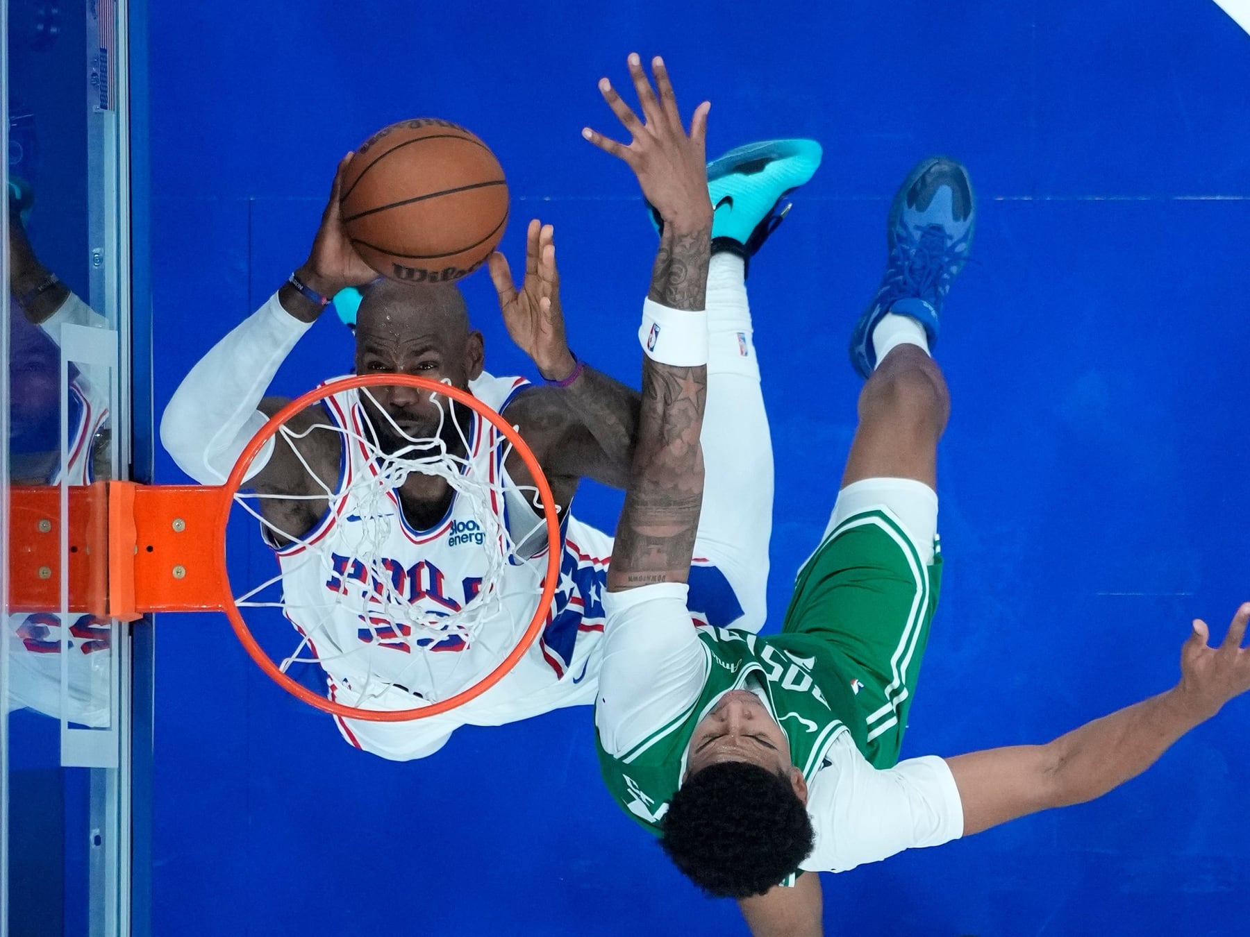 El Rey ya pisa Filadelfia: LeBron se puso la camiseta de los 76ers y el público en el bolsillo