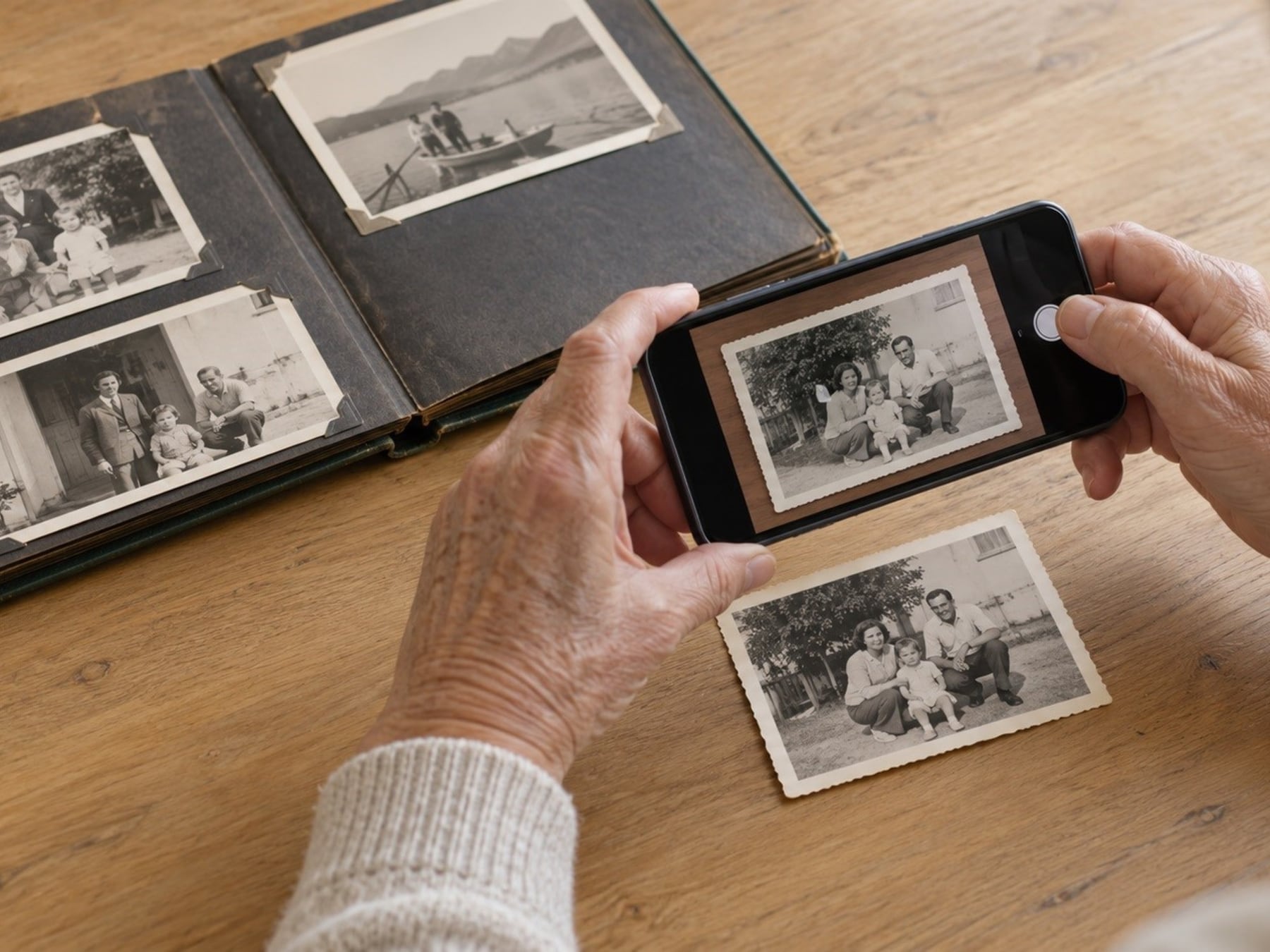 Del cajón al teléfono: cómo pasar tus fotos viejas al celular sin perderlas en el intento