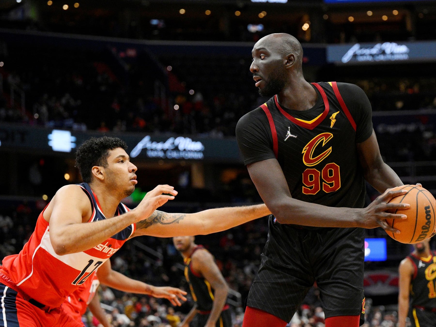 El hombre más alto de la NBA recaló en Philadelphia y otra vez va a tener que esperar su oportunidad