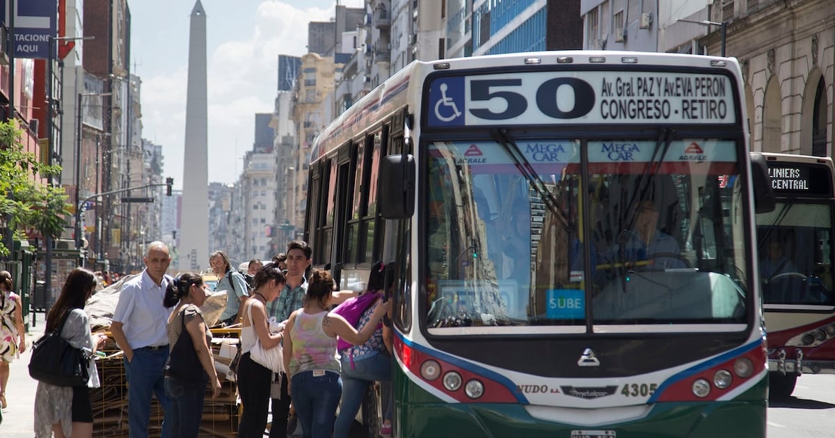 Colectivos del AMBA: el boleto cubre un tercio del costo y ya circulan 600 micros menos
