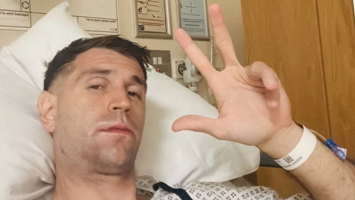 Dibu se comió un cabezazo, terminó en el hospital y ahora hay que esperar: la mandíbula lo deja afuera de todo por unas semanas