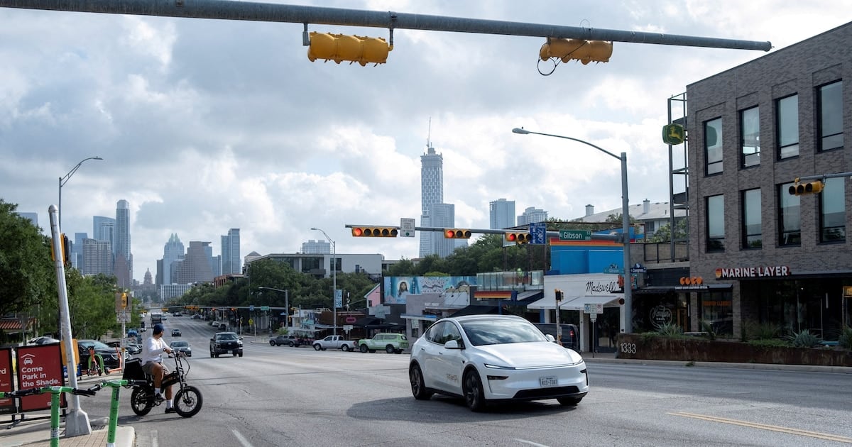 Mientras el Congreso de Estados Unidos no legisla sobre vehículos autónomos, cuatro ciudades avanzan con regulaciones locales para restringir a Waymo y Tesla