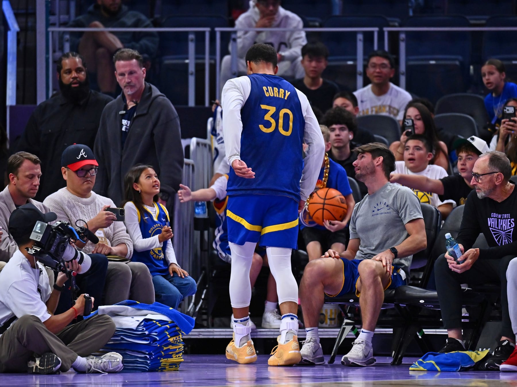 Curry renovó por dos años y se torció el tobillo antes del debut: la mala suerte le sopla sopro la cara