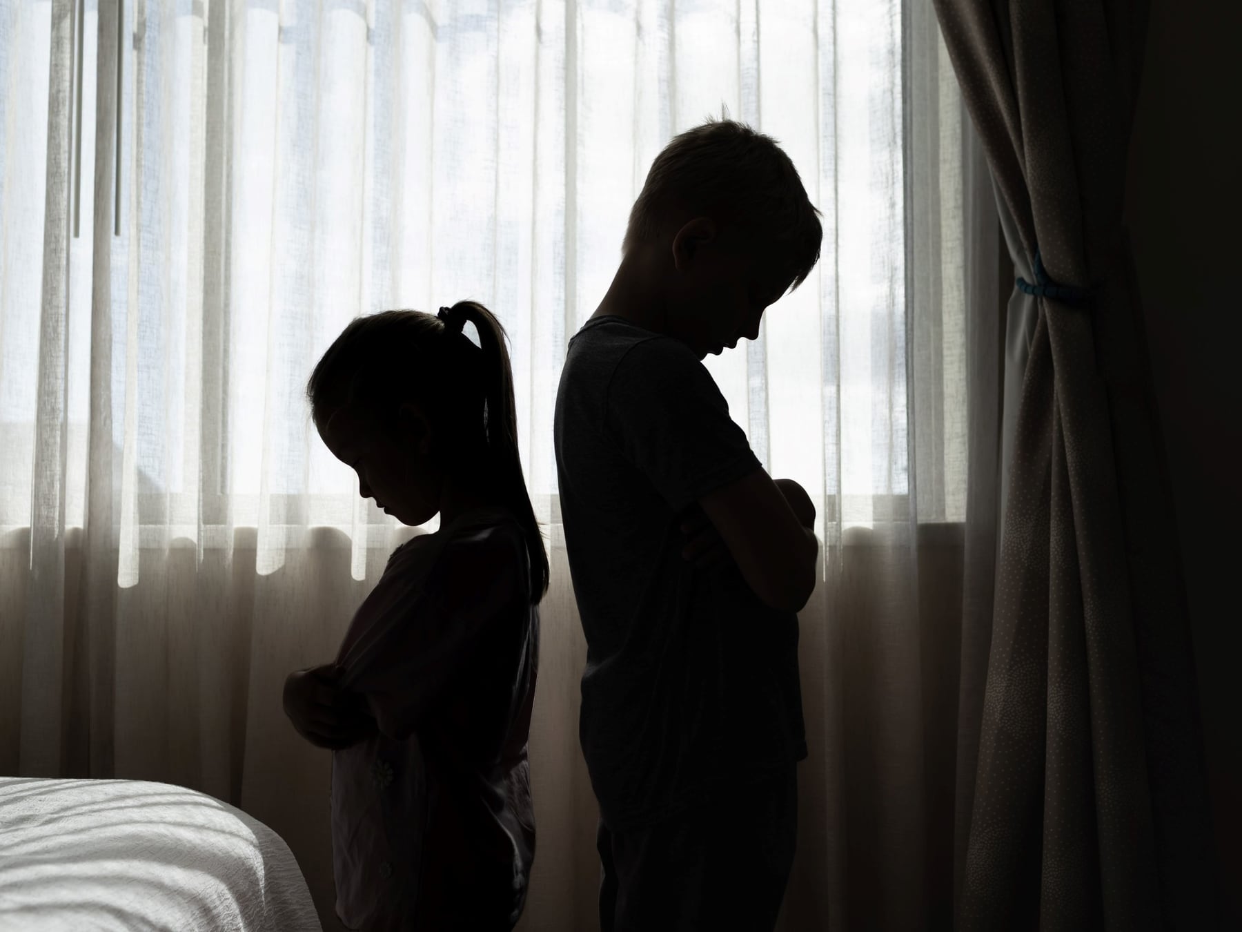 Por qué dos hermanos criados bajo el mismo techo pueden recordar infancias tan distintas