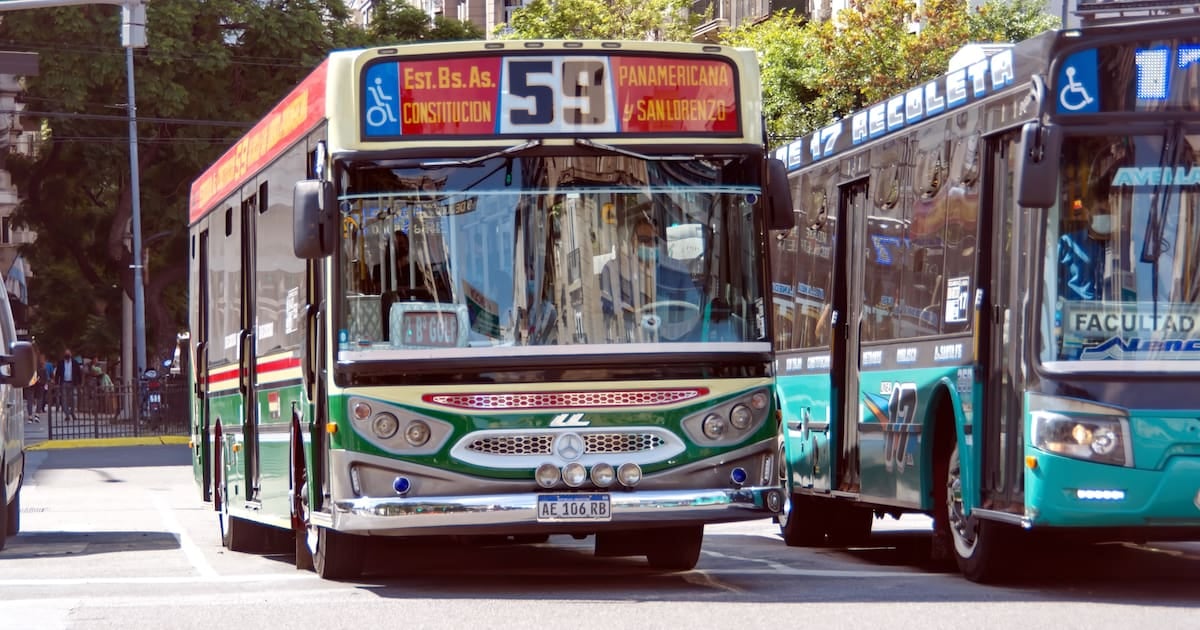 Más de cien líneas de colectivos del AMBA reducen a la mitad las frecuencias entre las 22 y las 5 por una deuda acumulada de 40.000 millones de pesos