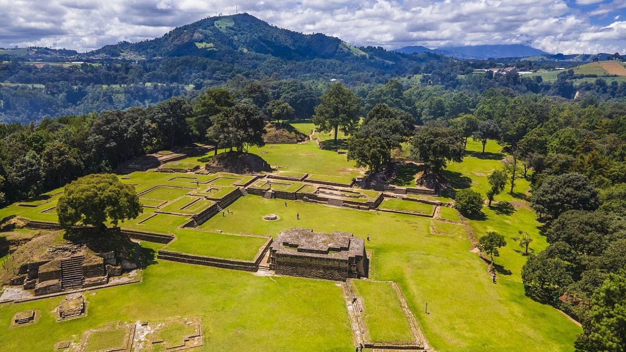 Guatemala en trece días:-selva, volcanoes, pueblos y memoria maya