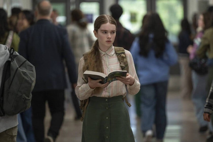 Carrie llega a la biblioteca y encuentra una puerta de salida en los libros