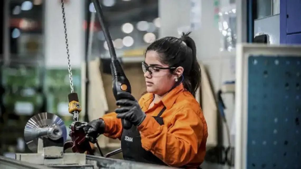 La economía argentina muestra en agosto una recuperación marginal de 0,1% y queda lejos de revertir el derrumbe de julio
