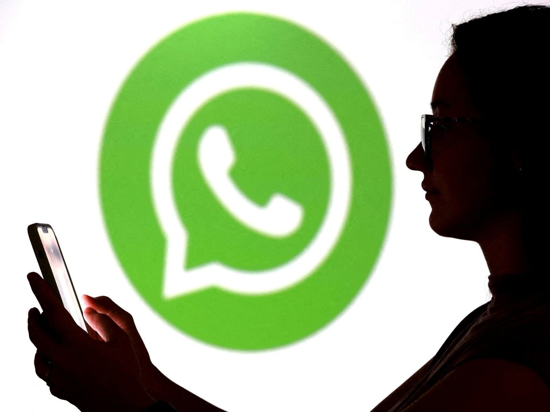WhatsApp en varios equipos: cómo saber quién está mirando tu cuenta y cómo echarlo