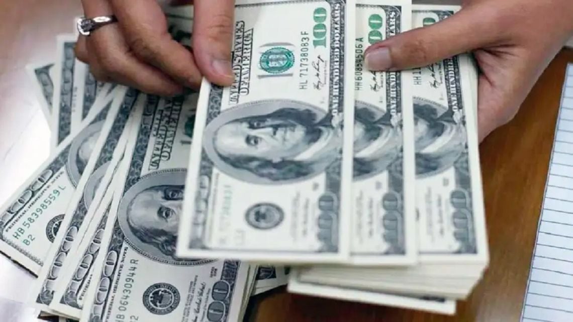 El dólar mayoristaó un nuevo máximo y la brecha con el blue se redujo al 2,5%