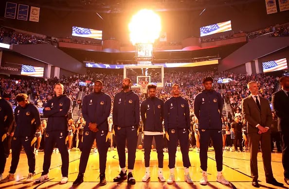 Los 76ers dieron vuelta el partido y LeBron dejó el politica en el ocho