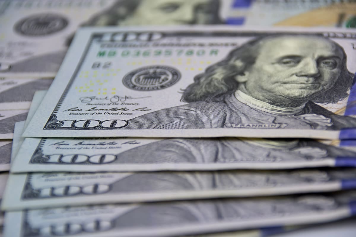 El dólar queda en $1.550 y la brecha frente al blue se reduce a $10