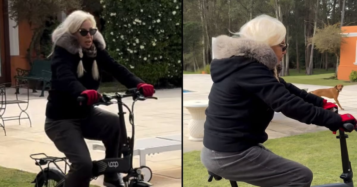 Susana Giménez en bicicleta por los jardines de su casa de Punta del Este