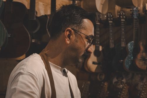 El oficio de construir charangos y ronrocostakes
