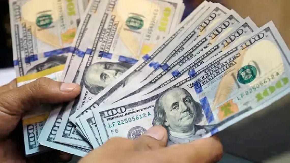 El dólar informal cerró a 1.575 pesos y el contado con liquidación superó los 1.670